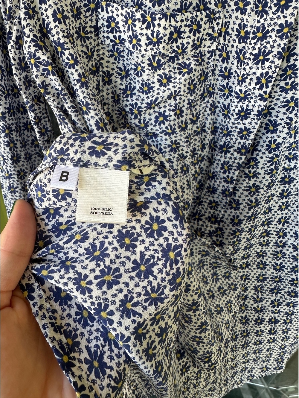 Ann Taylor 100% silk long sleeve women’s small navy blue floral button up blouse - Picture 5 of 7
